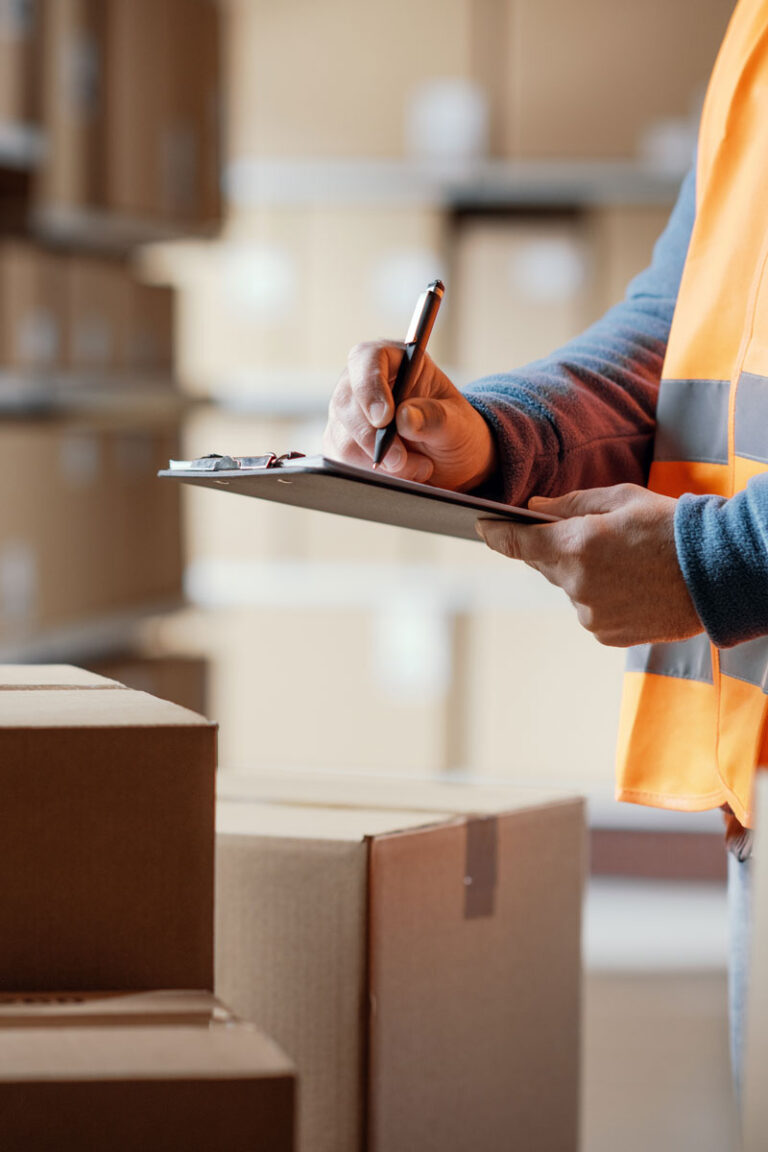 operatore di magazzino che controlla un ordine di acquisto