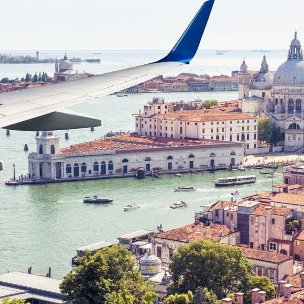 l-aereo-vola-sopra-venezia-italia